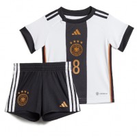 Fotballdrakt Barn Tyskland Leon Goretzka #8 Hjemmedraktsett VM 2022 Kortermet (+ Korte bukser)